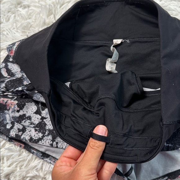 Lululemon Run Times Short II 4" Spring Bloom Multi / Black - Picture 2 of 4